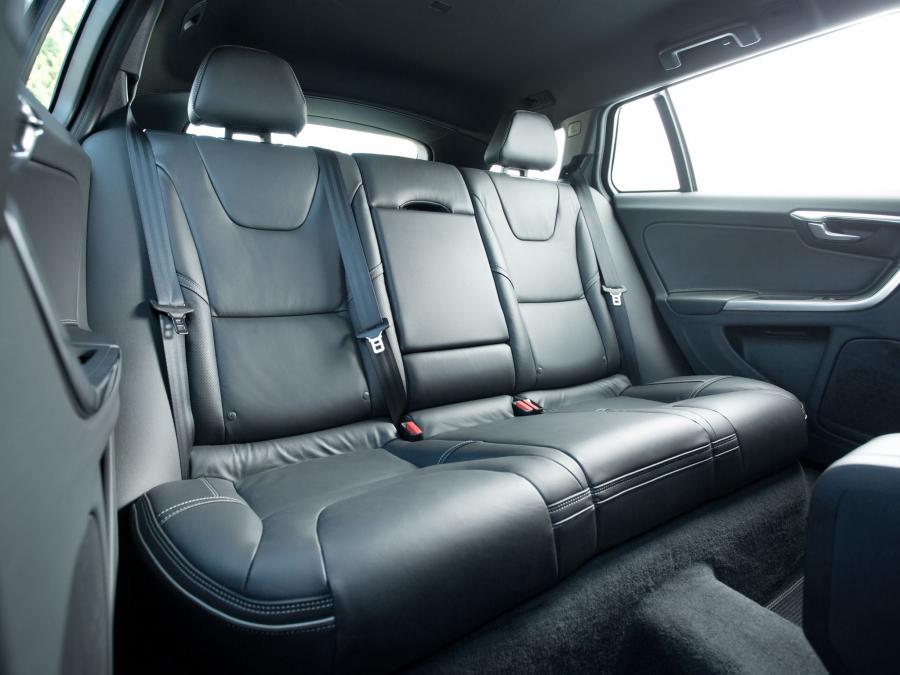  Volvo V60 R-Design 2013 года  (UK) (фото 2 из 14)